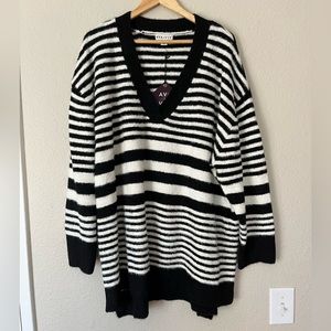 NWT Ava & Viv Fuzzy Soft Black and White Striped Sweater V Neck Womens 2X